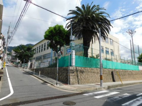中学校　神戸市立上野中学校（中学校）まで1020m