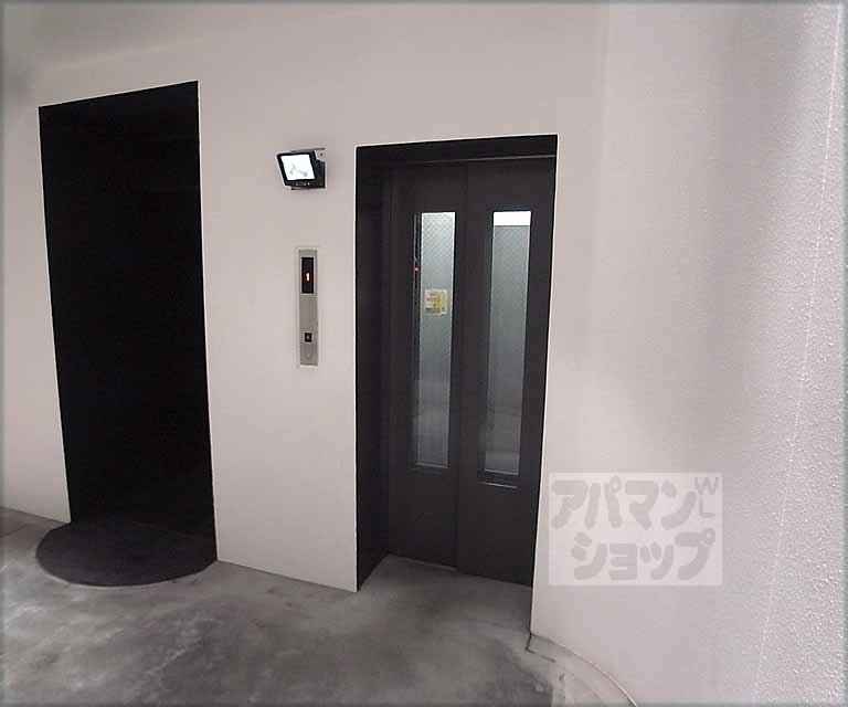 その他　モニター付きエレベーター