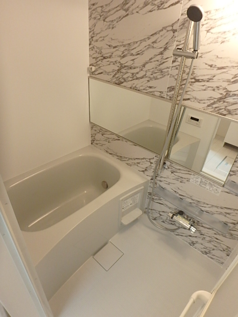 バス・シャワールーム　１日の疲れを、バスルームでゆっくりと…。