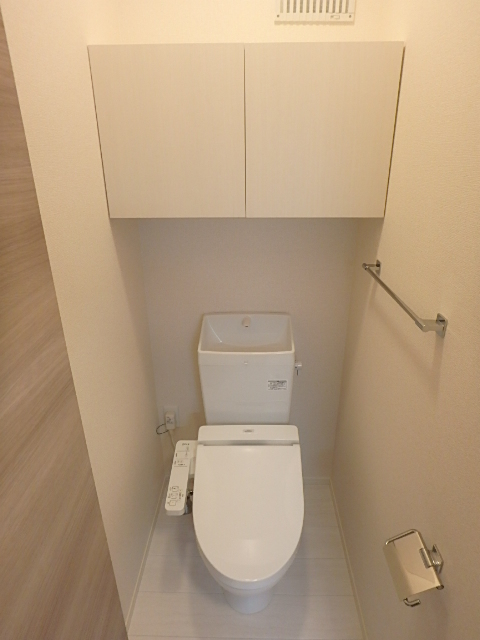 トイレ　上部に収納がありストック品は収納へ。
