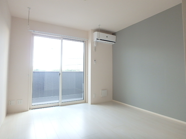 居室・リビング　日差しが差し込む明るいお部屋です。