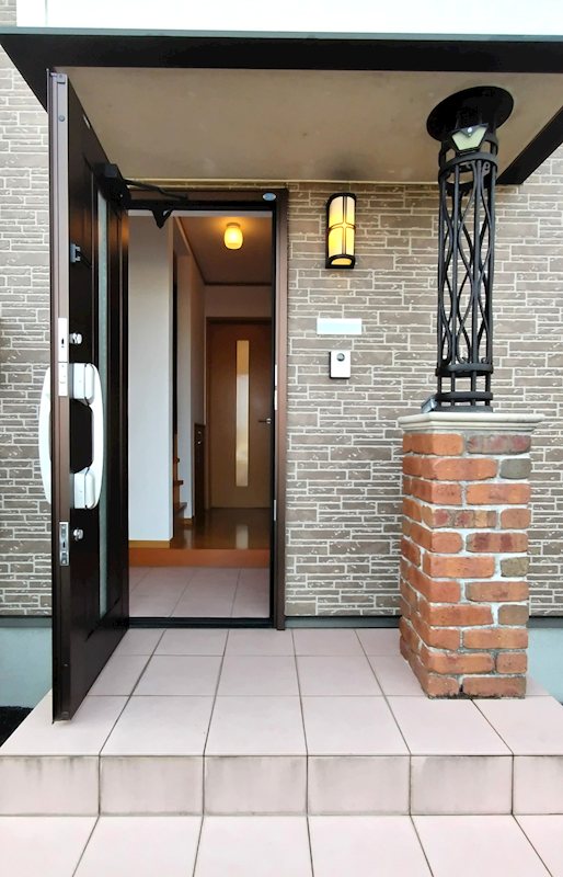 玄関　※同タイプの部屋写真です