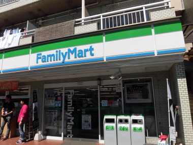 コンビニ　ファミリーマート まるいし八幡山店（コンビニ）まで122m