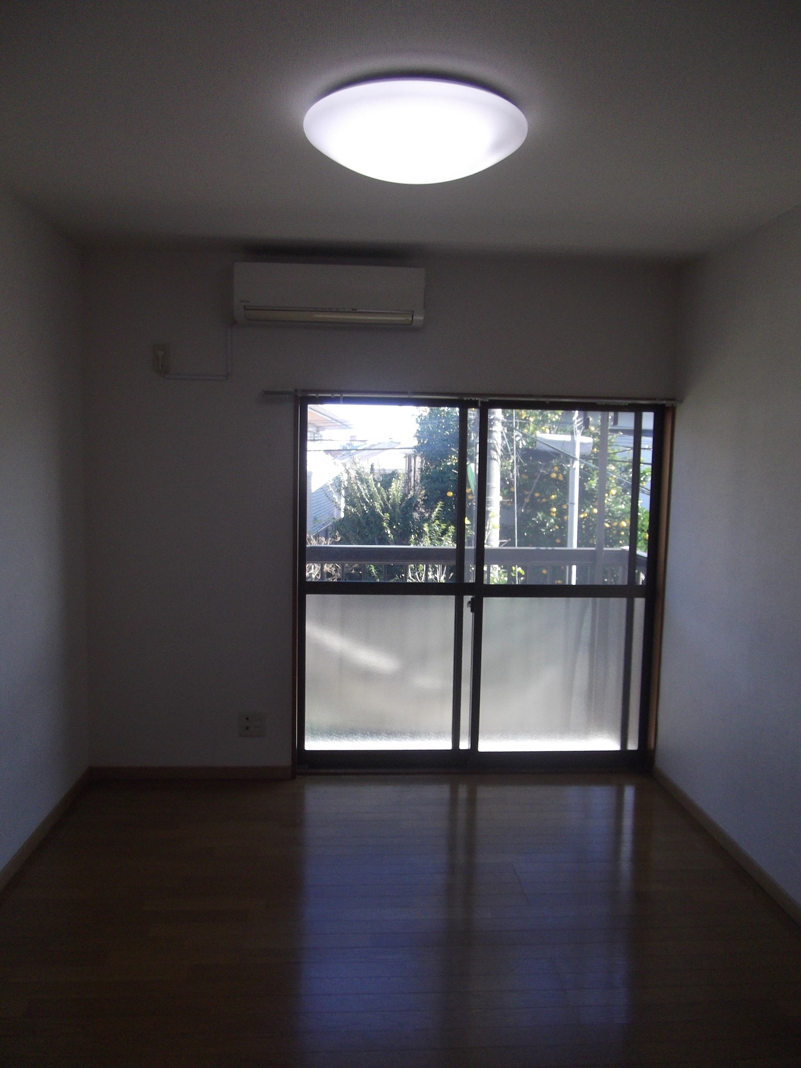 居室・リビング　隣地庭を望む解放感ある居室開口部