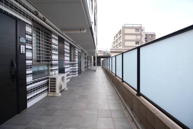 その他共有部分　１Ｆ共用廊下です。手前からも外へ出れます♪