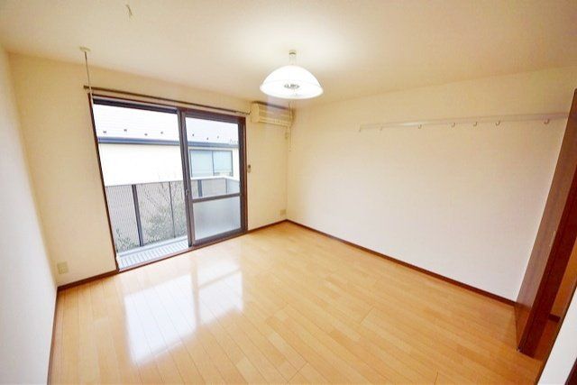 居室・リビング　～大きな窓から陽が差し込んで明るいお部屋です～