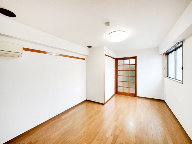 居室・リビング　落ち着いた色調の洋室です