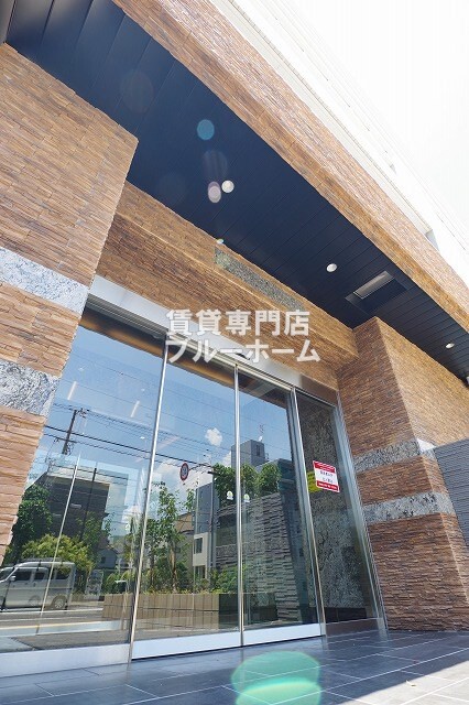 建物外観　鉄筋コンクリート造9階建ての物件！