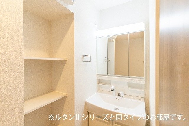 洗面設備　明るい洗面所です