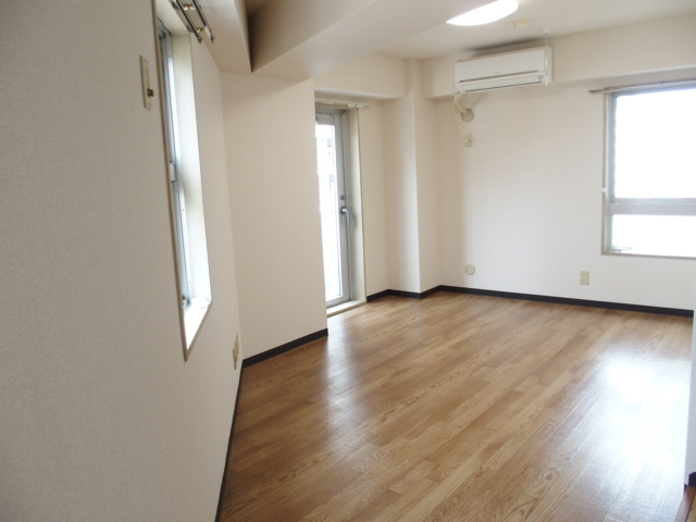 居室・リビング　３面採光で明るい室内