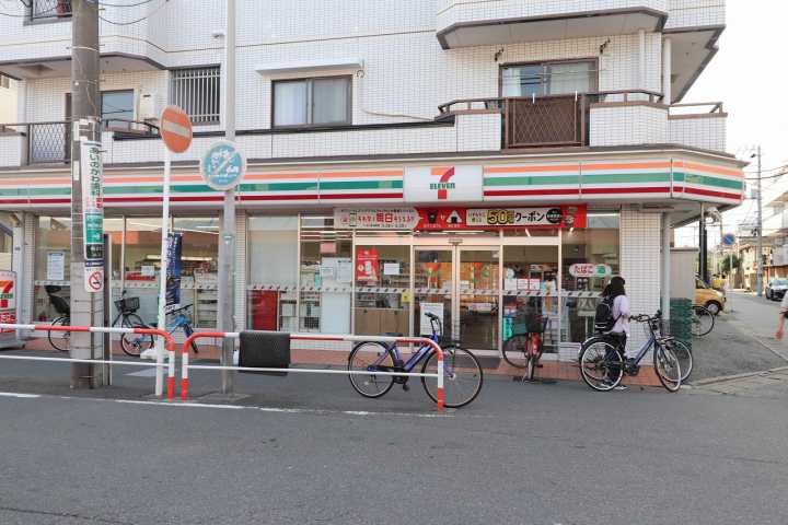 コンビニ　セブンイレブン（コンビニ）まで119m