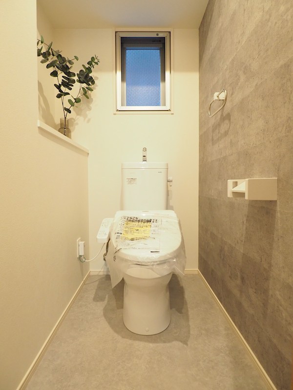 トイレ　トイレに窓があり換気十分。