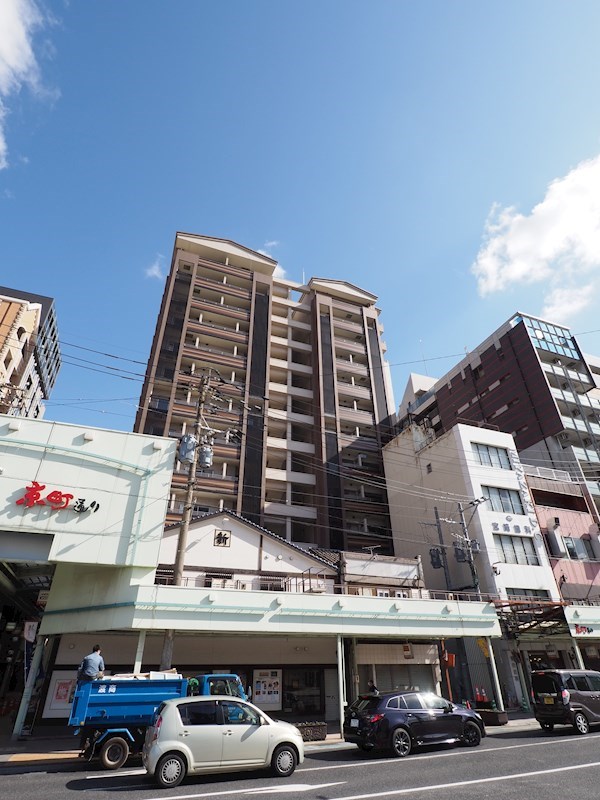 建物外観　JR小倉駅徒歩5分☆商店街入り口で大変便利な場所です。