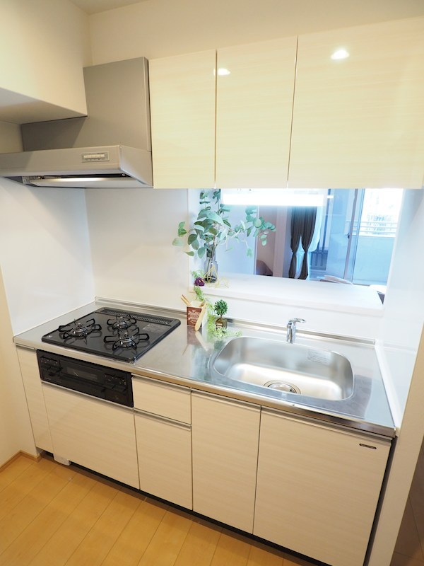 キッチン　システムキッチン3口コンロ。