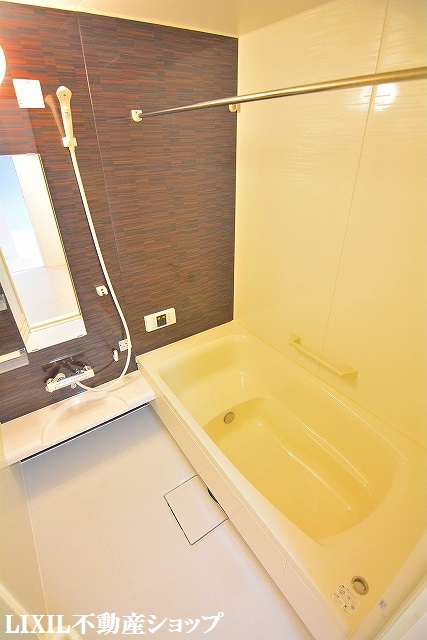 バス・シャワールーム　追焚き機能付の一坪浴室です。