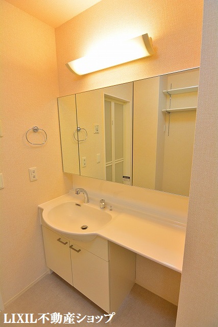 洗面設備　三面鏡のワイドタイプの洗髪洗面化粧台です。