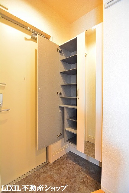 玄関　玄関ホールと玄関収納です。