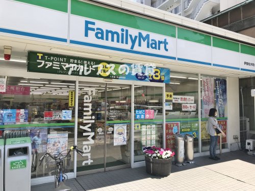 コンビニ　ファミリーマート 伊勢佐木町六丁目店（コンビニ）まで91m