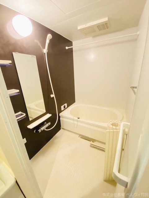 バス・シャワールーム　※別部屋の写真となります。