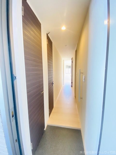 玄関　※別部屋の写真となります。