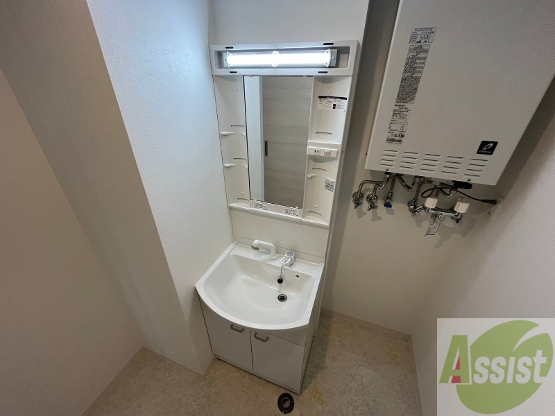 洗面設備　大きくて使いやすそうな独立洗面台になっています。