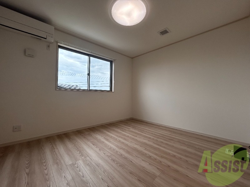 居室・リビング　１０帖のＬＤＫです。広々としてきれいですね。