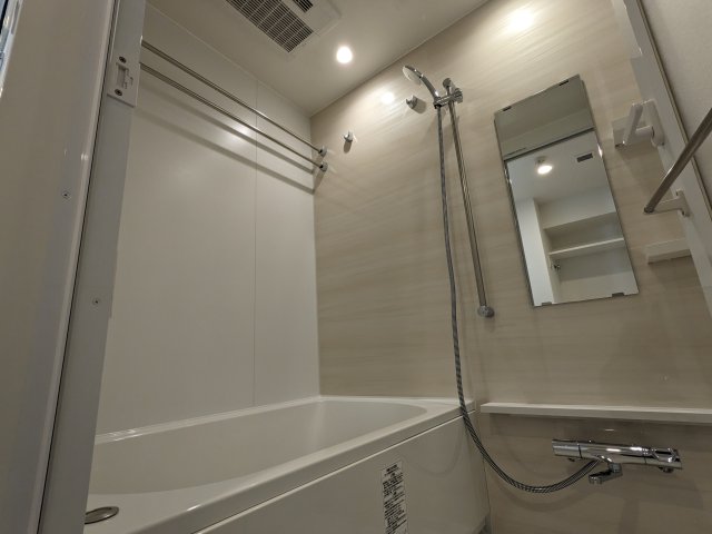 バス・シャワールーム　コンパクトで使いやすいお風呂です