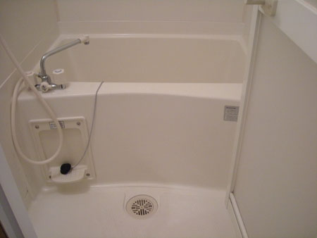 バス・シャワールーム　コンパクトで使いやすいお風呂です