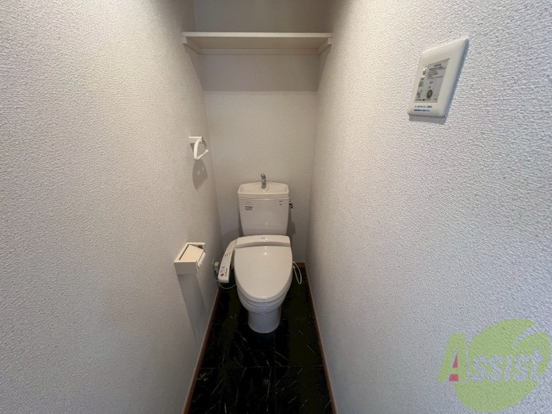 トイレ　トイレの中に棚が付いてるので日用品も置けます。