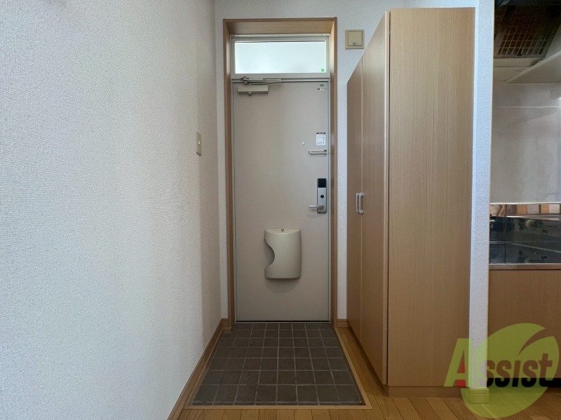 洗面設備　玄関になります。郵便受けもあるので地面に落ちないです。