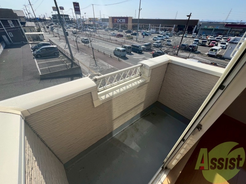 バルコニー　南側に向いてるので、晴れてる日は洗濯物が良く乾きそうです。