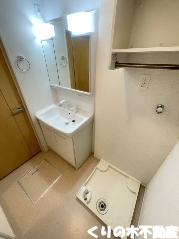 洗面設備　明るい洗面所です