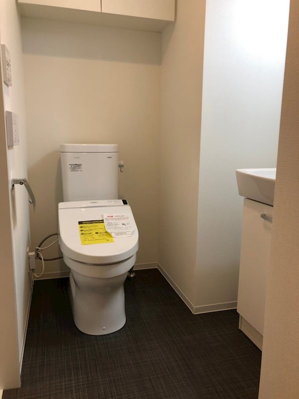 トイレ　温水洗浄便座付のトイレ