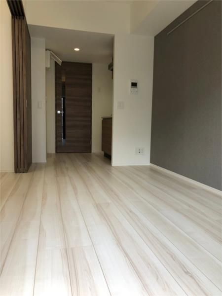 居室・リビング　落ち着いた色合いの床材を使用した居住空間です。