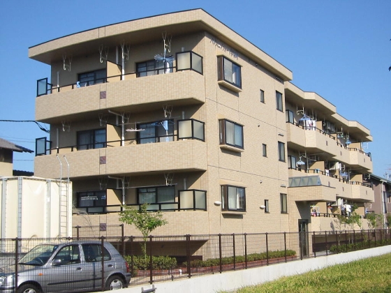 建物外観　外壁タイル張り、鉄筋コンクリート造！