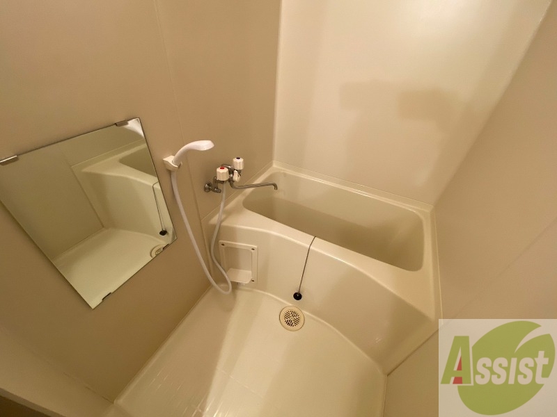 バス・シャワールーム　こちらはお風呂。一日の疲れをここで癒してください。