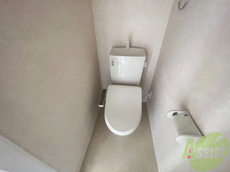 トイレ　温水洗浄便座なので快適に使用できそうですね。