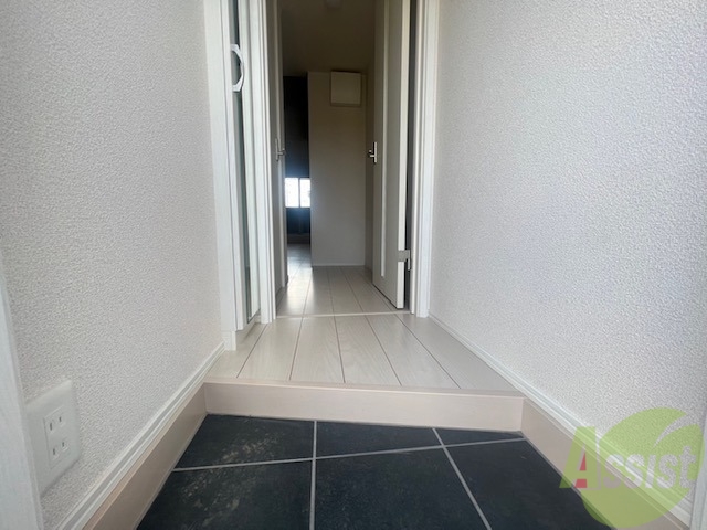 玄関　玄関から撮影しました。敷居が高くなくて安心ですね。