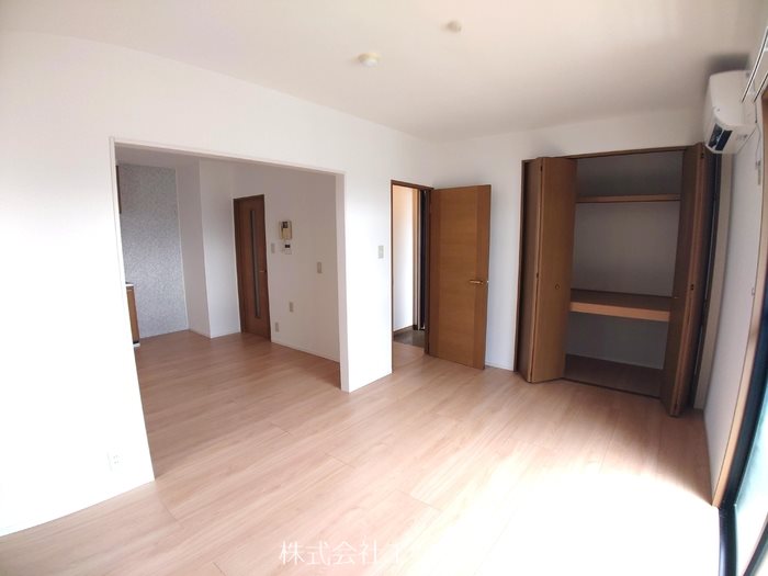 居室・リビング　フローリングの室内です。