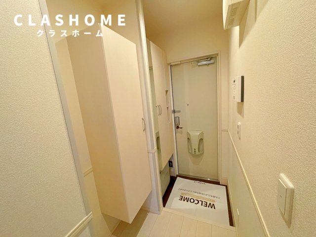玄関　同物件の別部屋になります。