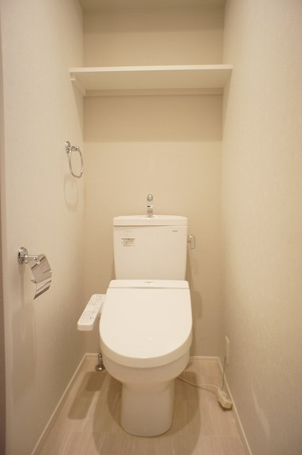 トイレ　落ち着いた色調のトイレです