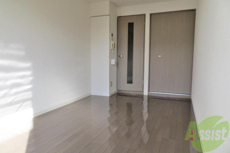 その他部屋・スペース　フローリングですのでベッドを置いて寝室にいいですね