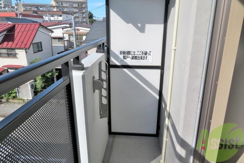 バルコニー　バルコニーは西向きですがお洗濯はちゃんと干せそうですね