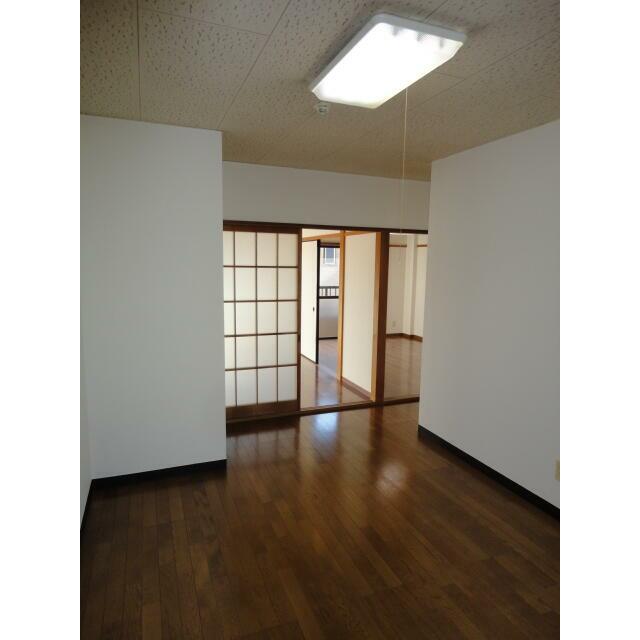 居室・リビング　キッチンから洋室を見た様子です。ダイニングテーブルやプチソフ