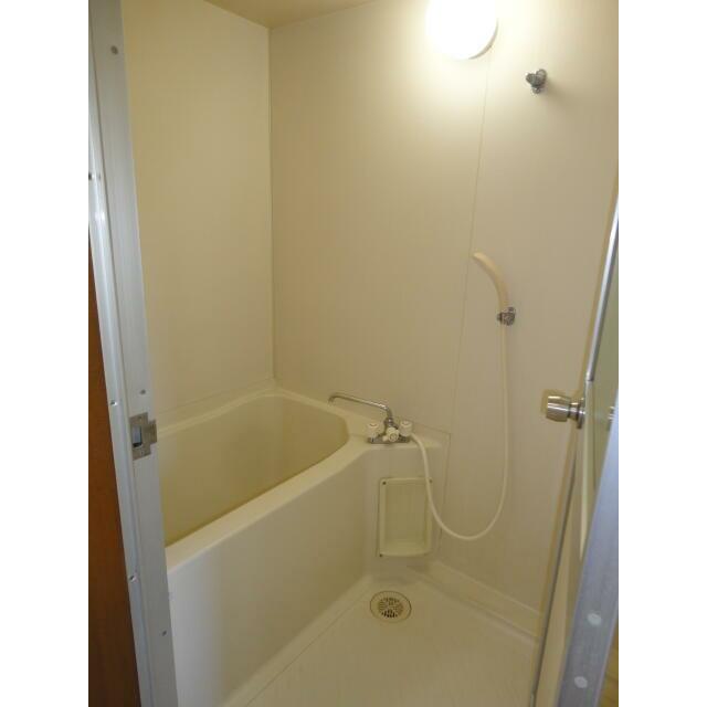 バス・シャワールーム　浴槽も広くゆったり浸かれます。シャワーも広く使えるので便利で