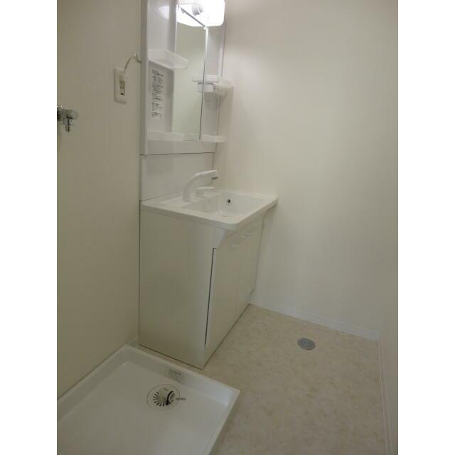 洗面設備　洗髪洗面台を新調しました♪脇には室内洗濯機置場があり、洗濯導