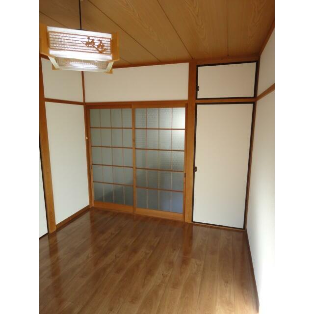 その他　東側洋室６帖です。エアコン付きで、天袋付きの０．５帖の収納が