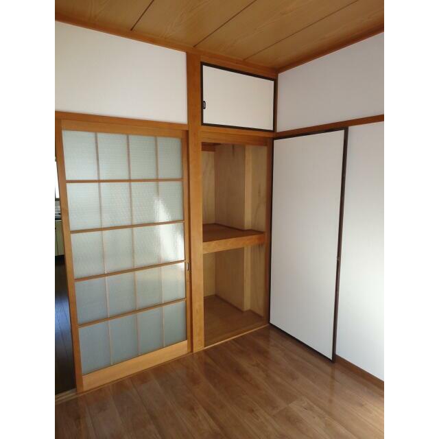 ロビー　東側洋室６帖です。小さな収納（０．５帖）付きです。