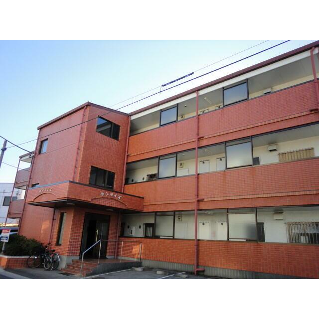 建物外観　タイル貼りの外観で、階段部分も壁紙を張り替えて明るくなりまし