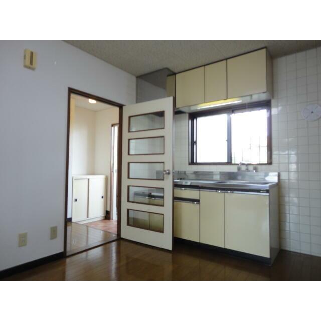 キッチン　ガスコンロ設置可能です。窓があるので、風通しや採光も取れ、気